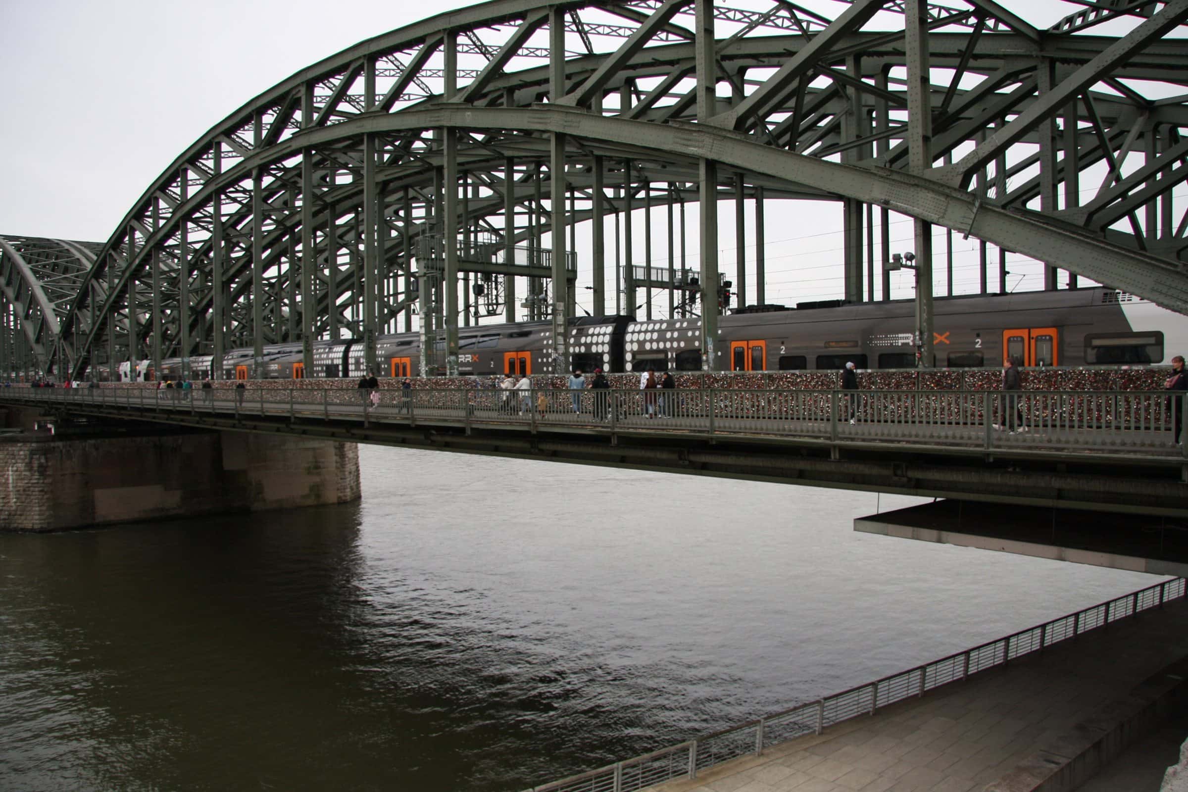 Zug auf der Hohenzollernbrücke über den Rhein in Köln