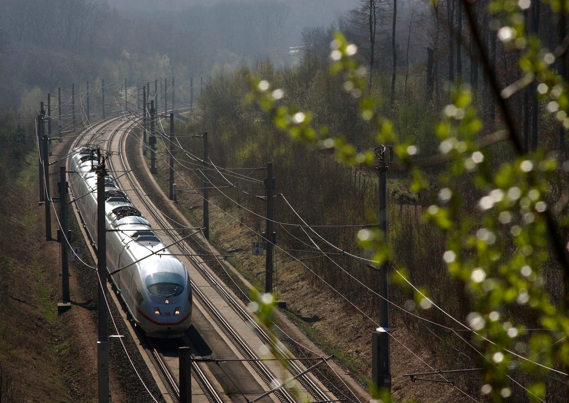 ICE 3 in einer Kurve auf der Schnellfahrstrecke Köln–Rhein-Main bei Niedernhausen