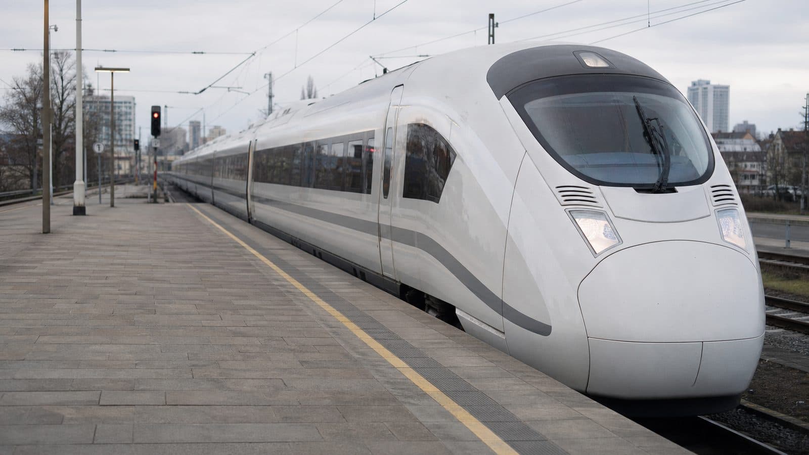 Weißer Fernzug an einem Bahnsteig bei Tageslicht, zur Veröffentlichung von ImTakt 0.5.