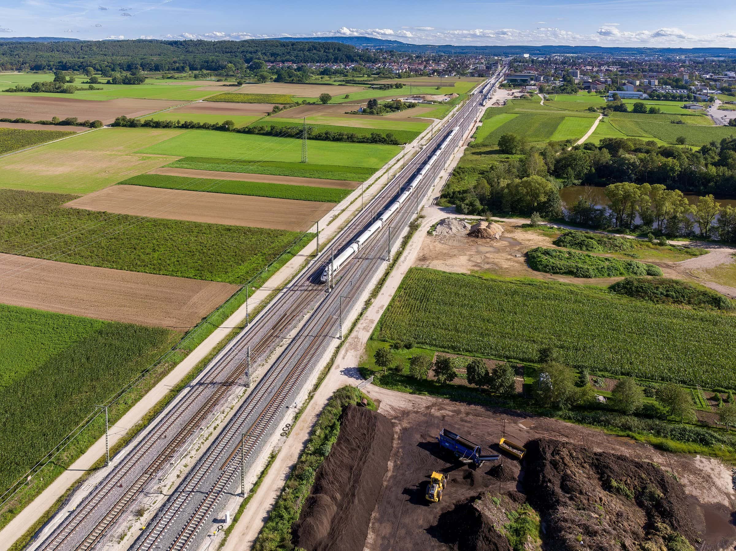 Luftbild einer Schnellfahrstrecke bei Forchheim zwischen Feldern